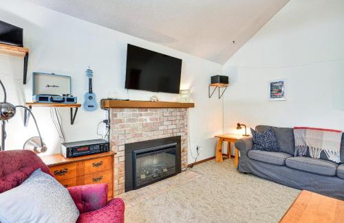 Mount Hood Village Casa | Rhododendron Retreat with Hot Tub Steps to River!