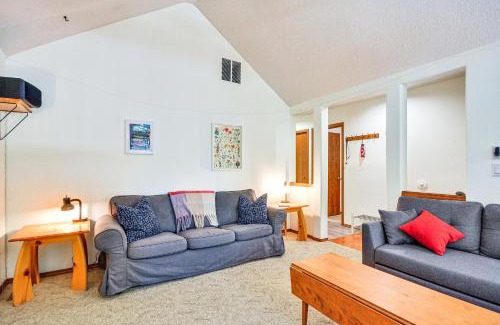 Mount Hood Village Casa | Rhododendron Retreat with Hot Tub Steps to River!