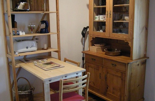 Dipperz Apartamento | RHÖN-ANTIK" apartment with wood-burning stove and terrace for barbecuing.