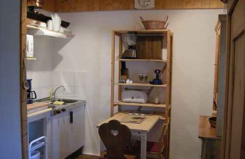 Dipperz Apartamento | RHÖN-ANTIK" apartment with wood-burning stove and terrace for barbecuing.