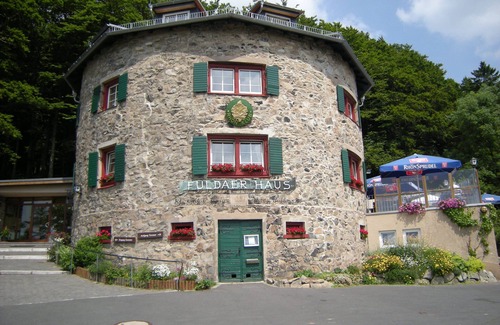 Dipperz Apartamento | RHÖN-ANTIK" apartment with wood-burning stove and terrace for barbecuing.