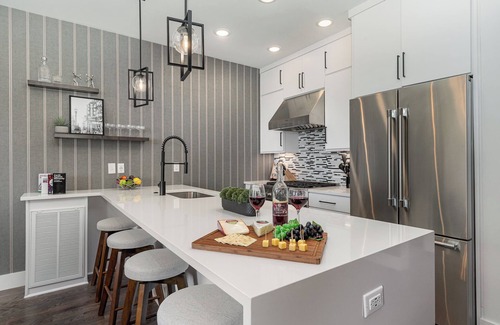 Katie Hill Neighborhood Casa | Rhythm Row - Rooftop Hot Tubs - Mins to Broadway