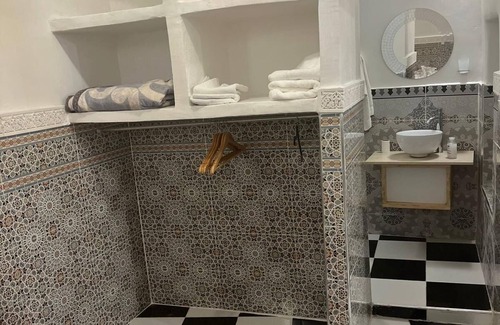 Bab Taghzout Casa | Riad L'ayinn is in the Medina of Marrakesh. 15 min Walk to Jamae Lafnae Square