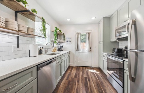 South Central Houston Apartamento | Rice Village Escape ~ Dining Shopping Fun
