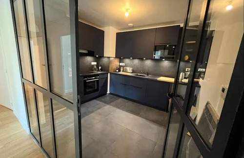 11th Arrondissement Apartamento | Richard Lenoir 3-bedroom air-conditioned 2nd floor elevator.