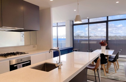 Richmond North Apartamento | Richmond 180° Balcony View Apartment Across From the Shopping Mallfree Parking