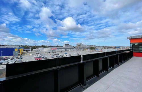 Richmond North Apartamento | Richmond 180° Balcony View Apartment Across From the Shopping Mallfree Parking
