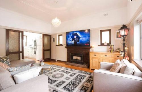 Richmond North Casa | Richmond Delights - 4 Bedrooms and a Big Backyard
