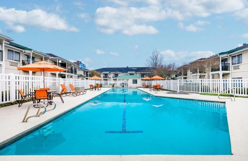 Mid City South Hotel | Richmond Inn & Suites Trademark Collection by Wyndham