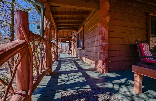 Board Camp Cabina | Ride to the trails from this secluded Luxury Cabin in Wolfpen Gap-Bear Mountain