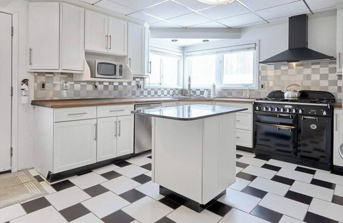 Oxford Station Cabaña | Rideau River Retreat - Waterfront Home
