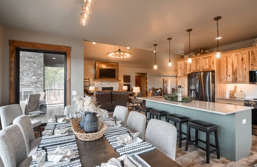 Lead Cabina | Ridgetop New 3800+ Sq. Ft. Lodge w/ Hot Tub, Game Room, Paved Roads and More!