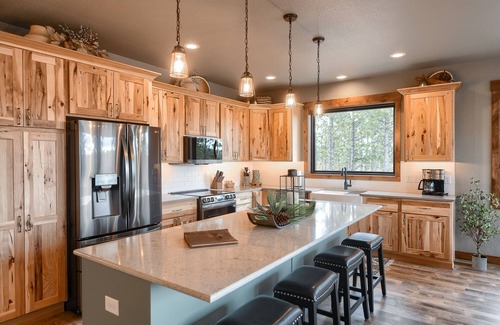 Lead Cabina | Ridgetop New 3800+ Sq. Ft. Lodge w/ Hot Tub, Game Room, Paved Roads and More!