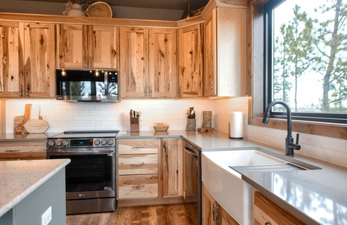 Lead Cabina | Ridgetop New 3800+ Sq. Ft. Lodge w/ Hot Tub, Game Room, Paved Roads and More!