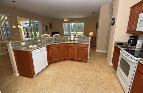Ridgewood Lakes Casa | RIDGEWOOD LAKES Casa de 4 dormitorios y 3 baños con piscina de diseño, vistas al golf a 15 minutos de Disney