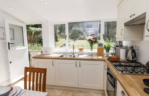 Sandsend Cabaña | RIGG COTTAGE, MOUNT PLEASANT, pet friendly, with a garden in Sandsend
