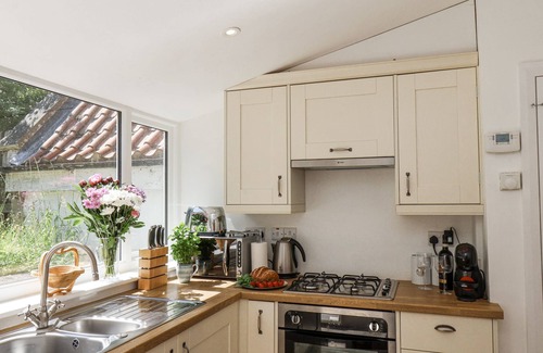 Sandsend Cabaña | RIGG COTTAGE, MOUNT PLEASANT, pet friendly, with a garden in Sandsend