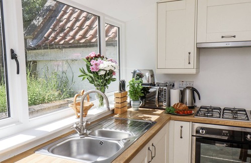 Sandsend Cabaña | RIGG COTTAGE, MOUNT PLEASANT, pet friendly, with a garden in Sandsend