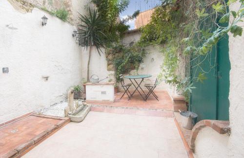 Historic Castle District Apartamento | Right House - Small Garden in Old Town - Historical Castle District