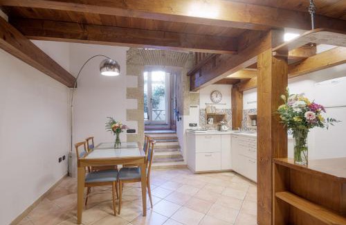 Historic Castle District Apartamento | Right House - Small Garden in Old Town - Historical Castle District