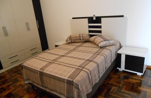 Centro Historico Apartamento | Bien en el centro, cerca de Santa Casa y UFRGS. Con split, internet, ascensor