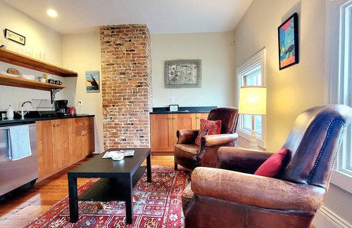 Federal Hill Apartamento | Right on Broadway - Sunny, Private Apartment