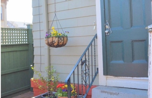 Federal Hill Apartamento | Right on Broadway - Sunny, Private Apartment
