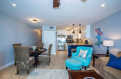 Seagrove Beach Condominio | Right on the Beach ~ An Emerald Oasis ~ Pool ~ 1BR 1BA ~ King & Bunks
