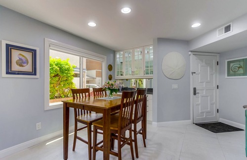 Central Mission Beach Condominio | ¡Justo en la playa! Recién remodelado 2BR / 2BA Bayfront. Perfecto para familias.