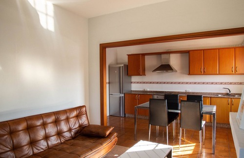 Carballo Apartamento | En primera línea de playa, perfecto para familias.