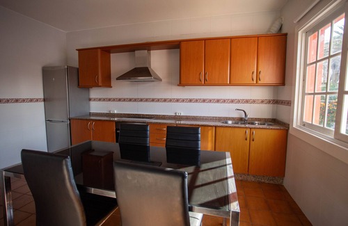Carballo Apartamento | En primera línea de playa, perfecto para familias.