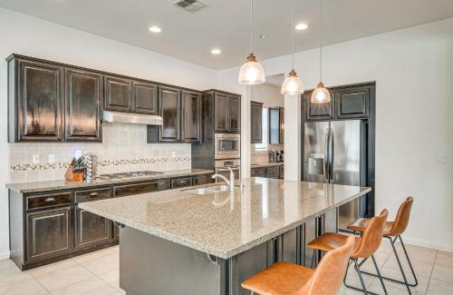 Bakersfield Casa | Rio Bravo Country Club Home in Bakersfield with Pool