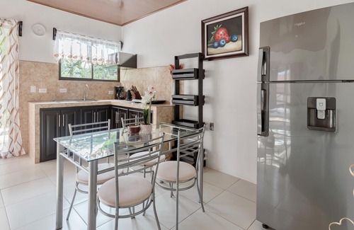 Northern Plains Apartamento | Rio Celeste Birds Garden apartment with A/C perfect for Family and couples