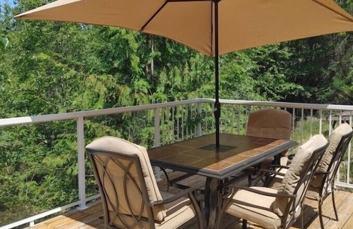 Riondel Casa | Riondel Lake view guest cottage