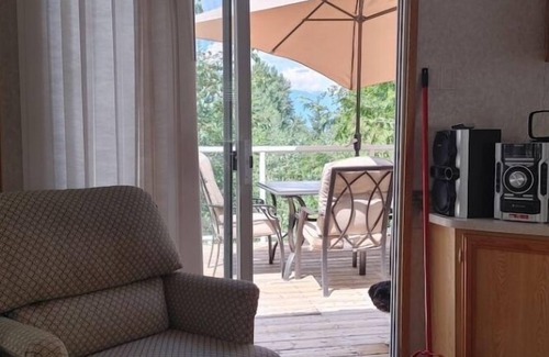 Riondel Casa | Riondel Lake view guest cottage