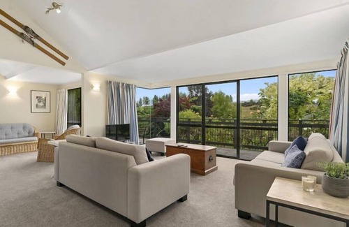 Wanaka Casa | Rippon Lea - Wanaka-Relax and unwind, or set out on an adventure