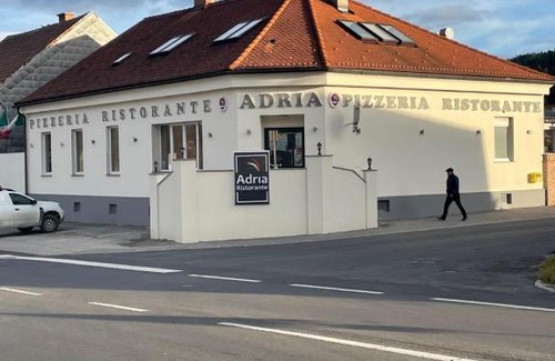 Gloggnitz Apartamento | Ristorante Adria