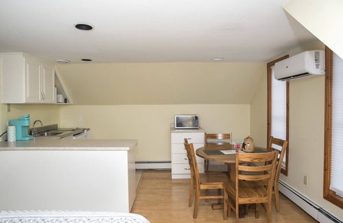 Cape Breton Regional Municipality Cabaña | Rita's Retreat: The Bachelor ~ Indoor Saltwater Pool ~ with Lake View!