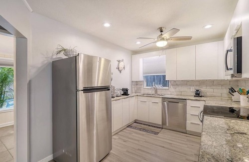 Laurel Park Casa | Ritzy Palms Downtown Estate-5 minutes to beach-walking distance to downtown!