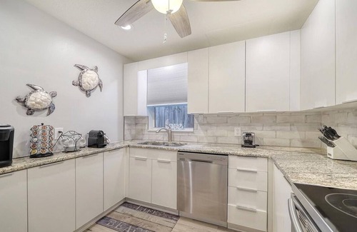 Laurel Park Casa | Ritzy Palms Downtown Estate-5 minutes to beach-walking distance to downtown!