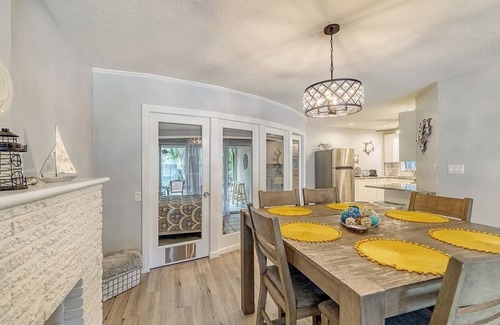 Laurel Park Casa | Ritzy Palms Downtown Estate-5 minutes to beach-walking distance to downtown!
