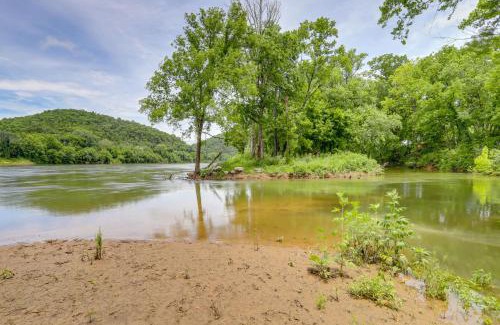 Mountain View Apartamento | River Access and Private Deck Mountain View Retreat