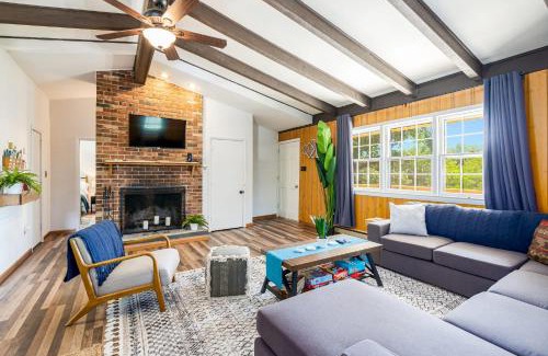 Luray Casa | River Access Cabin w Hot Tub, Deck, Grill, & Wifi