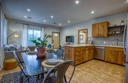 Kyle Cabina | River Access | Fire Pit | BBQ | Sleeps 17