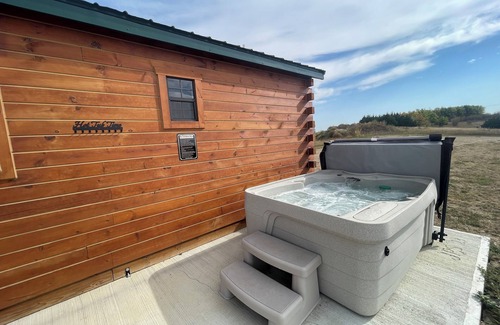 Canistota Cabina | River Bluff Cabin 1- Private Hot Tub & Land, Stunning Bluff & Sunset Views