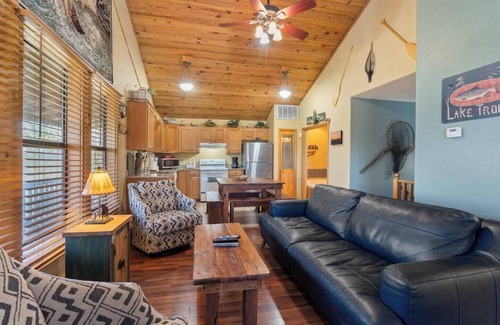 Eureka Springs Casa | River Cabin, Hot Tub, Sleeps 6!