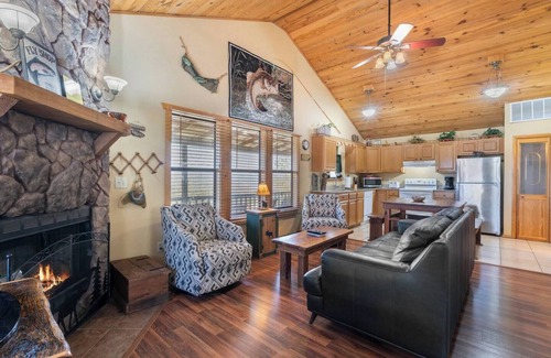 Eureka Springs Casa | River Cabin, Hot Tub, Sleeps 6!
