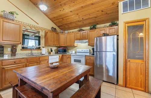 Eureka Springs Casa | River Cabin, Hot Tub, Sleeps 6!
