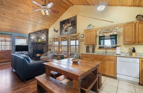 Eureka Springs Casa | River Cabin, Hot Tub, Sleeps 6!