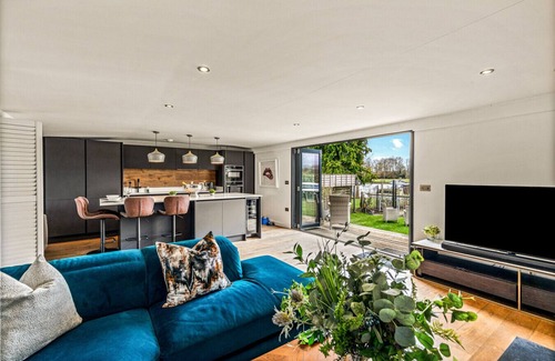 Henley Cabina | River Cabin - Hot tub, pet friendly, Mooring